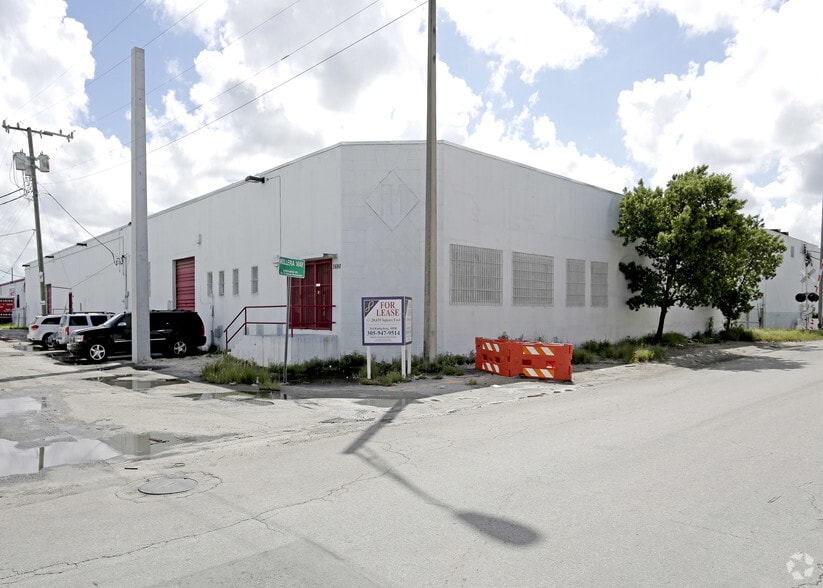 3690 NW 52nd St, Miami, FL à louer - Photo principale - Image 1 de 13