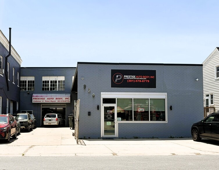 Prestige Auto Body Portfolio portefeuille de 2 propriétés à vendre sur LoopNet.ca - Photo du bâtiment - Image 1 de 12