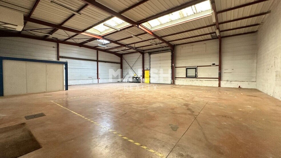 Flex in Vaulx En Velin for lease - Interior Photo - Image 3 of 10