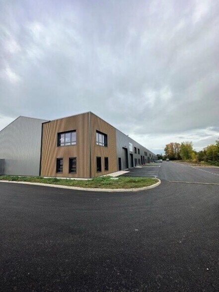 225 Avenue Des Marronniers, Bourgoin-Jallieu for lease - Building Photo - Image 3 of 21