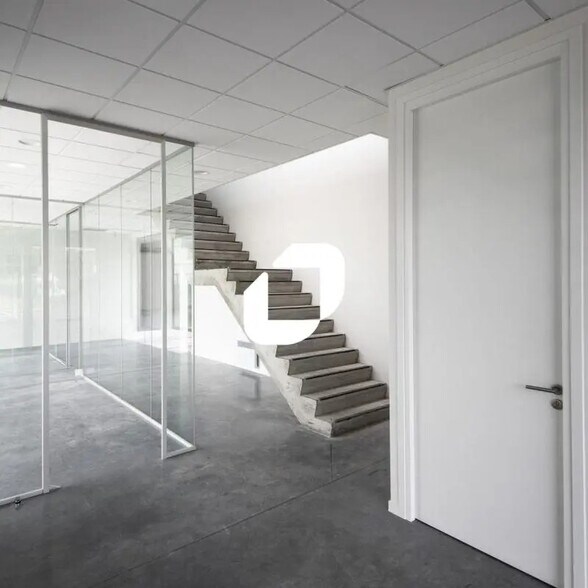 Office in Loos for lease - Interior Photo - Image 3 of 4