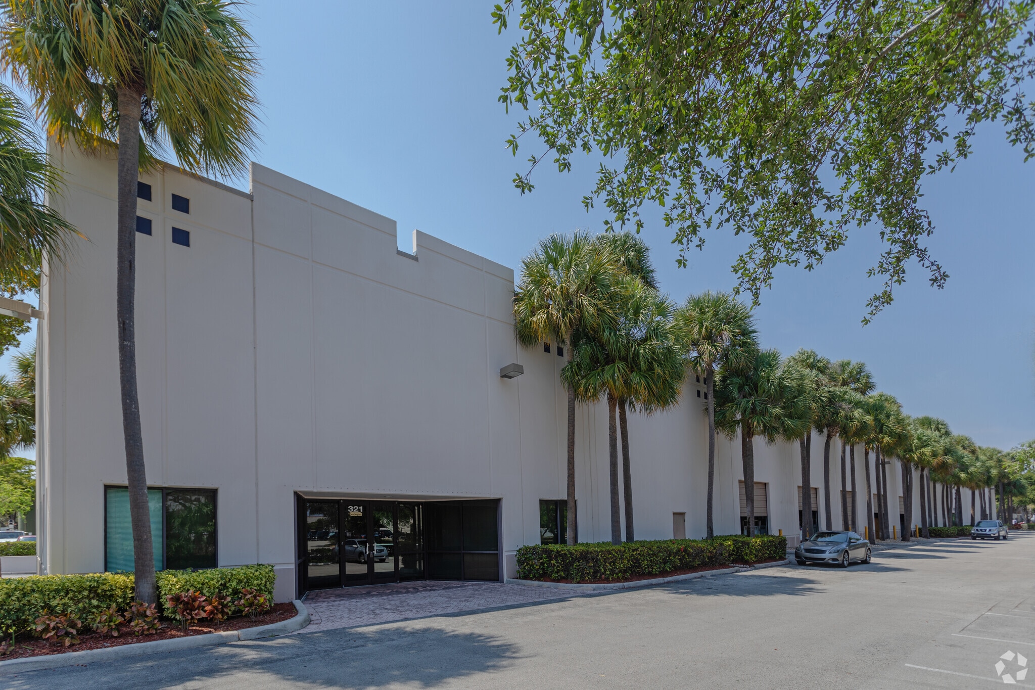 301-321 Goolsby Blvd, Deerfield Beach, FL for lease Primary Photo- Image 1 of 6