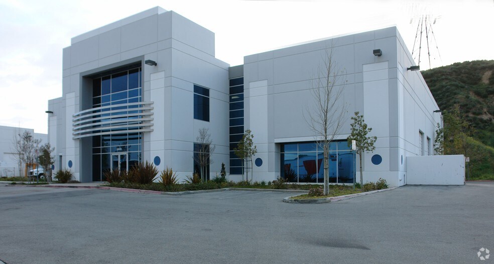28010 Industry Dr, Santa Clarita, CA à louer - Photo du bâtiment - Image 2 de 5