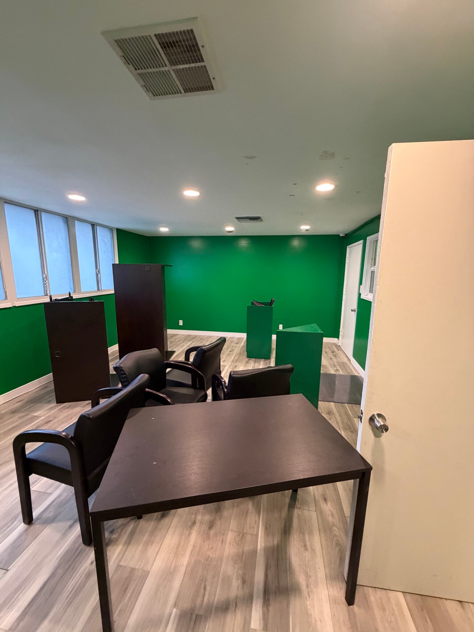 10835-10841 Santa Monica Blvd, Los Angeles, CA for lease Interior Photo- Image 1 of 2