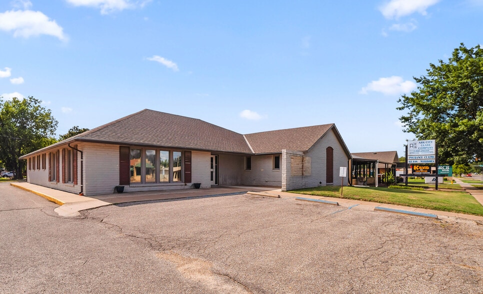 515 N Summit St, Arkansas City, KS for lease - Primary Photo - Image 1 of 7