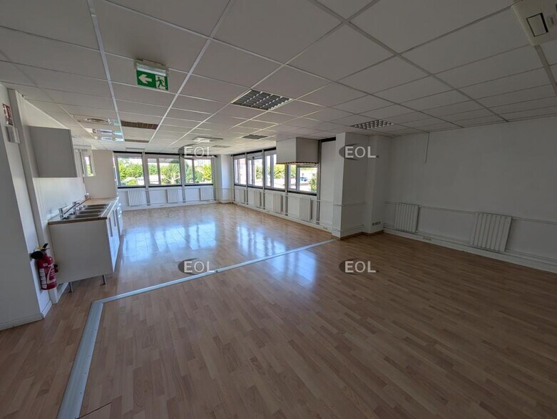 Office in Vitry-sur-Seine for lease - Building Photo - Image 3 of 17