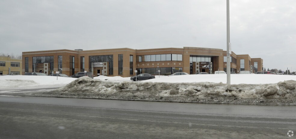 1060 Boul Michèle-Bohec, Blainville, QC à louer - Photo du bâtiment - Image 3 de 5