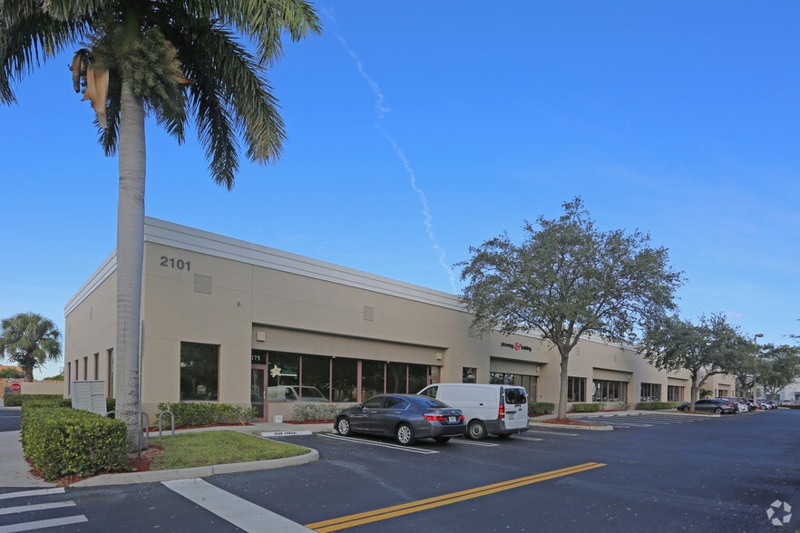 2101 Centrepark West Dr, West Palm Beach, FL for lease - Primary Photo - Image 2 of 4
