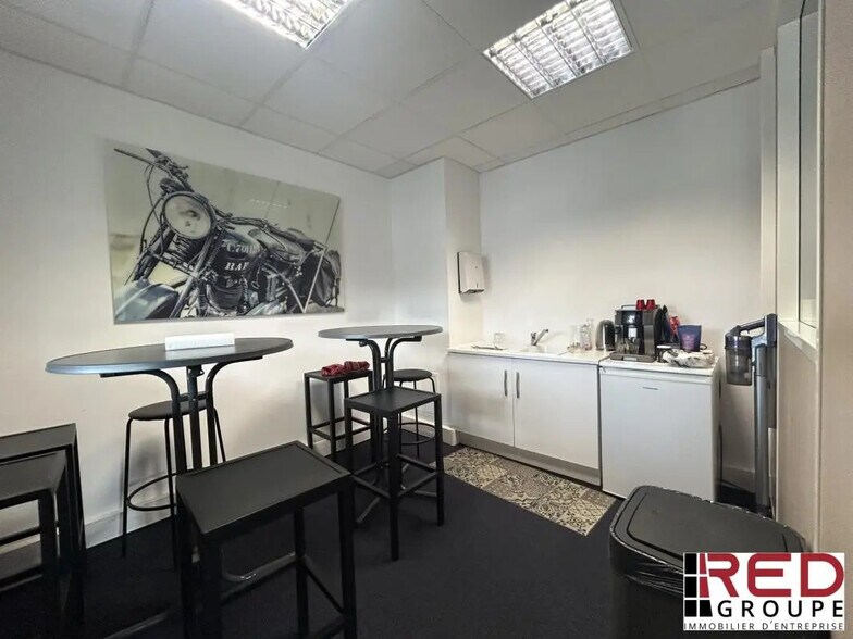 Bureau dans Le Tholonet à louer - Photo du bâtiment - Image 3 de 6