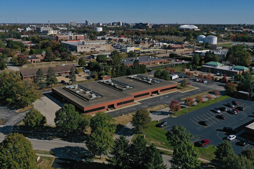 2110 Fox Dr, Champaign, IL à vendre - Photo du bâtiment - Image 2 de 51