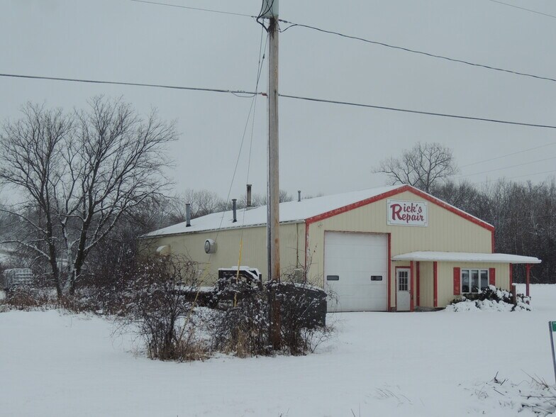 8500 S Loop Rd, Larsen, WI for sale - Building Photo - Image 3 of 26