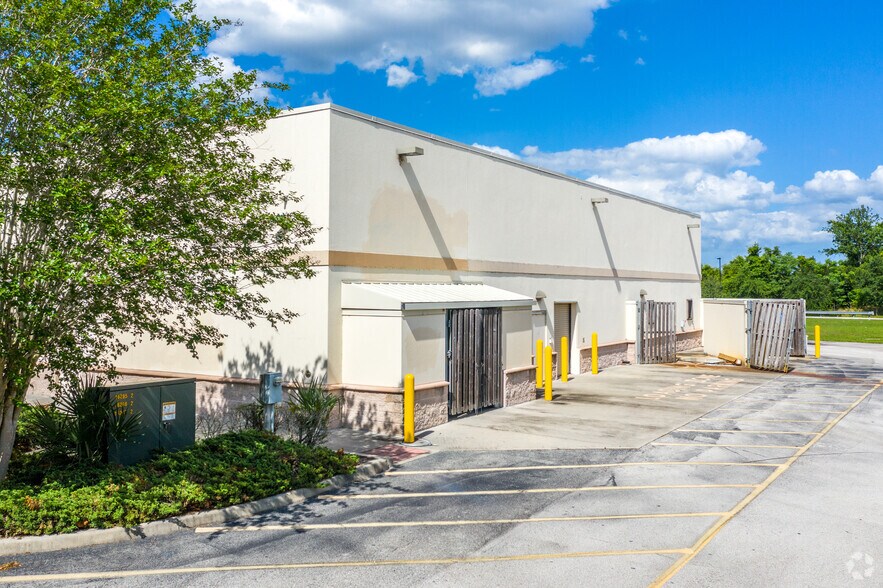 2821 W 25th St, Sanford, FL à louer - Photo du bâtiment - Image 3 de 9