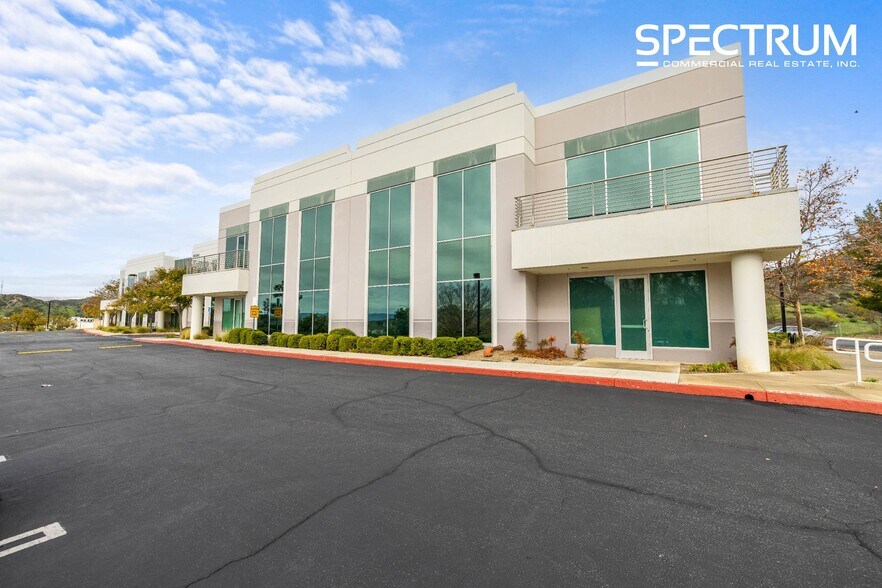 28288 Alta Vista Ave, Valencia, CA à louer - Photo du bâtiment - Image 3 de 25