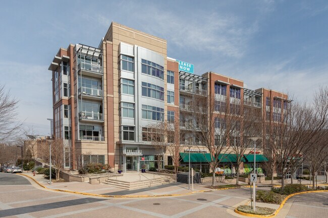 Plus de détails pour 8210 Crestwood Heights Dr, McLean, VA - Commerce de détail à louer