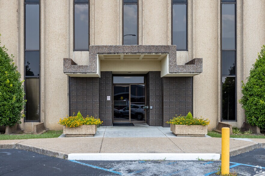 5751 Uptain Rd, Chattanooga, TN à vendre - Photo du bâtiment - Image 3 de 51
