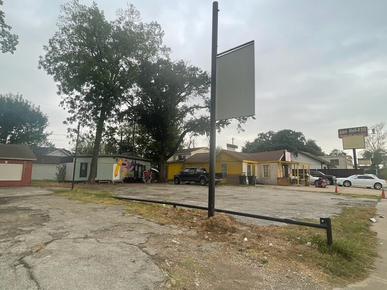 2615- 2619 North Fwy portfolio of 3 properties for sale on LoopNet.ca - Building Photo - Image 2 of 7