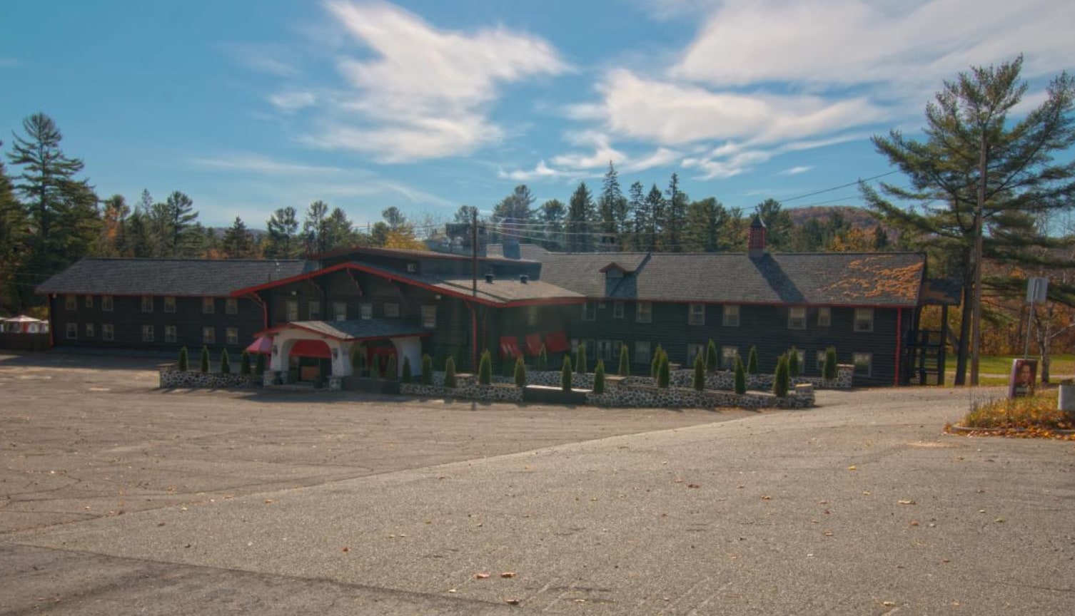 1455 Ch Pierre-Péladeau, Sainte-adele, QC for sale Primary Photo- Image 1 of 5