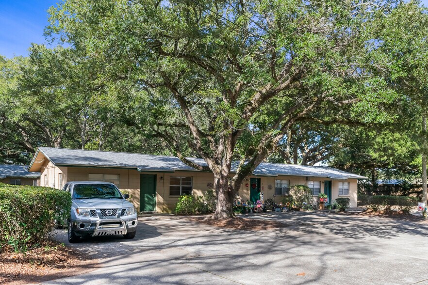 206-210 Dates Ave, Fort Walton Beach, FL à vendre - Photo du bâtiment - Image 2 de 10