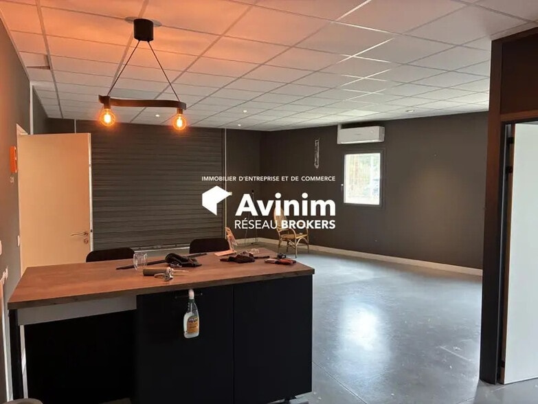 Flex in Aix-en-Provence for lease - Interior Photo - Image 2 of 8
