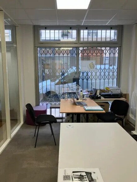Immeuble residentiel dans Paris à vendre - Photo du bâtiment - Image 3 de 13