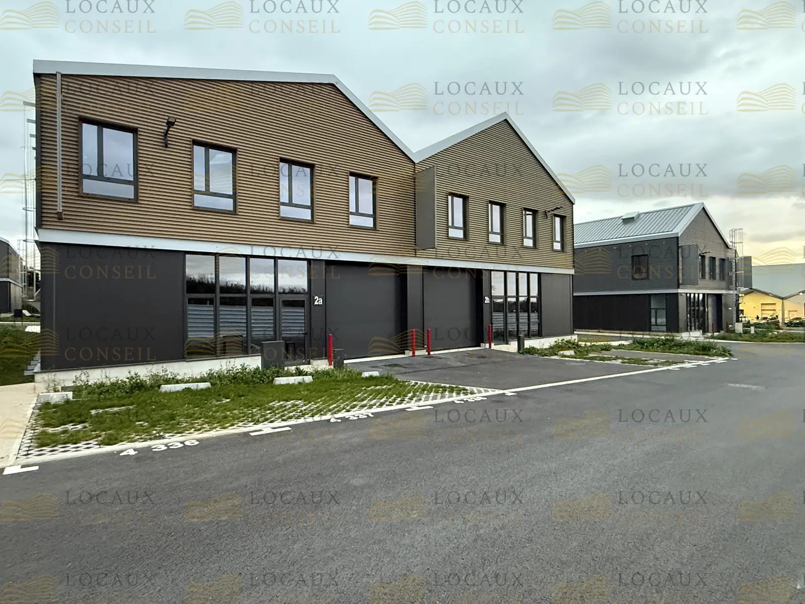 Flex in Groslay for lease Building Photo- Image 1 of 10