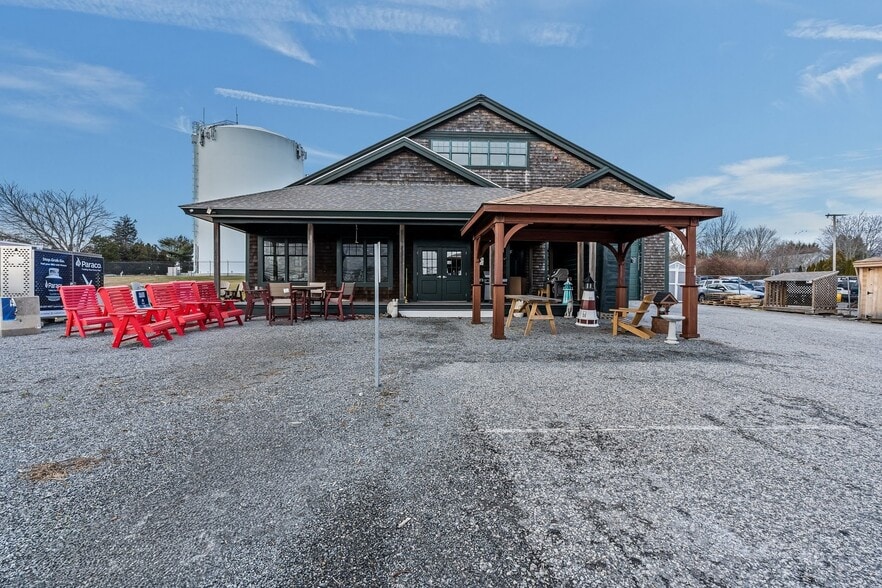 1960 E Main Rd, Portsmouth, RI for sale - Primary Photo - Image 1 of 48