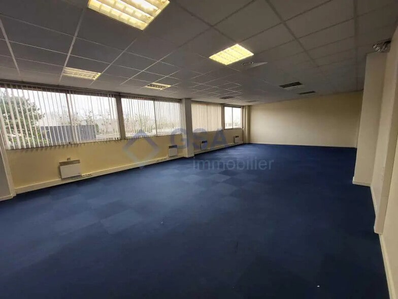 Office in Palaiseau for lease - Building Photo - Image 2 of 9