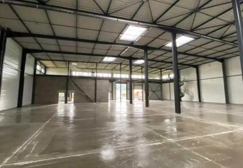 Flex dans Heyrieux à louer - Photo du bâtiment - Image 1 de 21