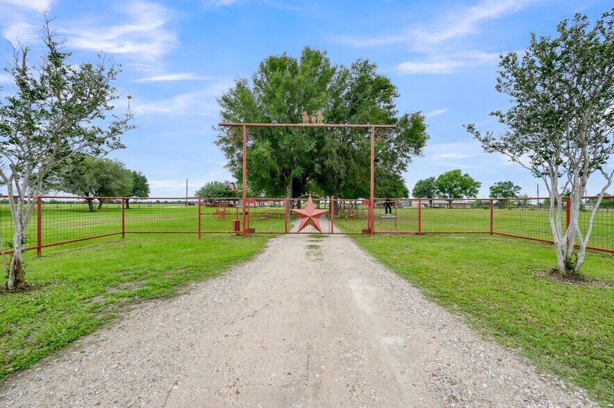 33633 Mayer Rd, Waller, TX à vendre - Photo du bâtiment - Image 2 de 49