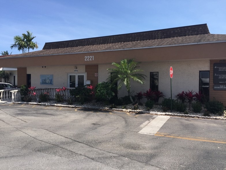 2221 N University Dr, Pembroke Pines, FL for lease - Building Photo - Image 3 of 7