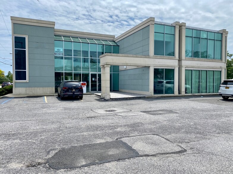 217 Merrick Rd, Amityville, NY for lease - Building Photo - Image 1 of 17