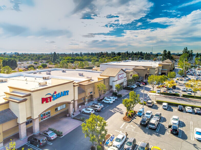 2140 E 17th St, Santa Ana, CA à louer - Aérien - Image 2 de 5