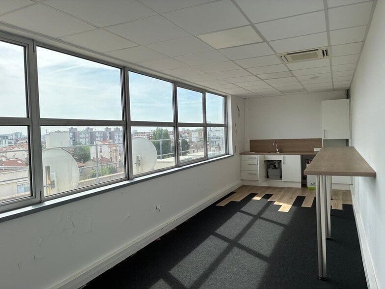 Office in Alfortville for lease - Interior Photo - Image 2 of 9