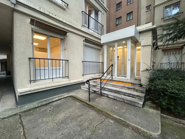 Multifamily in Paris for sale - Building Photo - Image 2 of 21