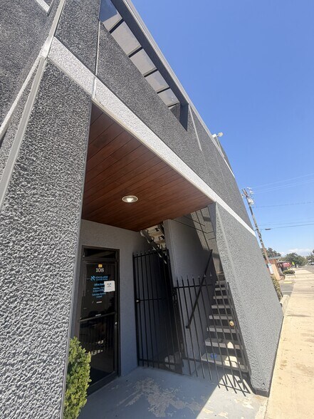 108 E Mill Ave, Porterville, CA à louer - Photo du bâtiment - Image 3 de 9