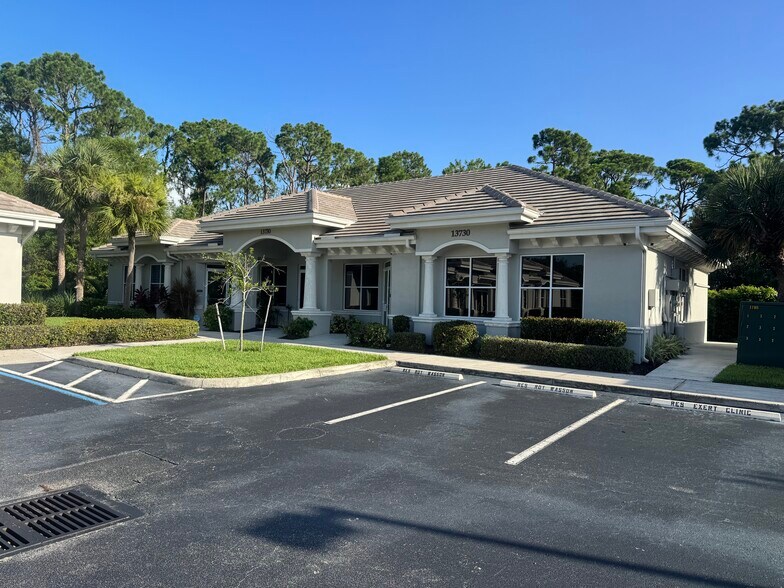 13730 Cypress Terrace Cir, Fort Myers, FL à vendre - Photo du bâtiment - Image 2 de 26