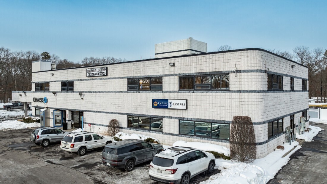 991 Main St, Holbrook, NY for lease Primary Photo- Image 1 of 9