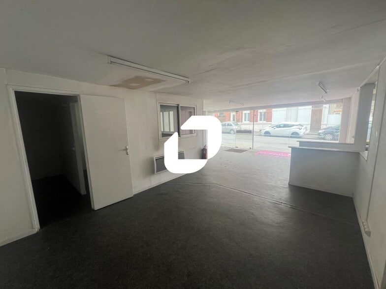 Retail in Valenciennes for lease - Interior Photo - Image 1 of 8
