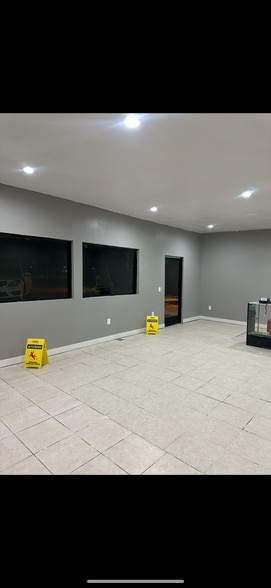 11923 Cedar Ave, Bloomington, CA for lease - Building Photo - Image 2 of 4