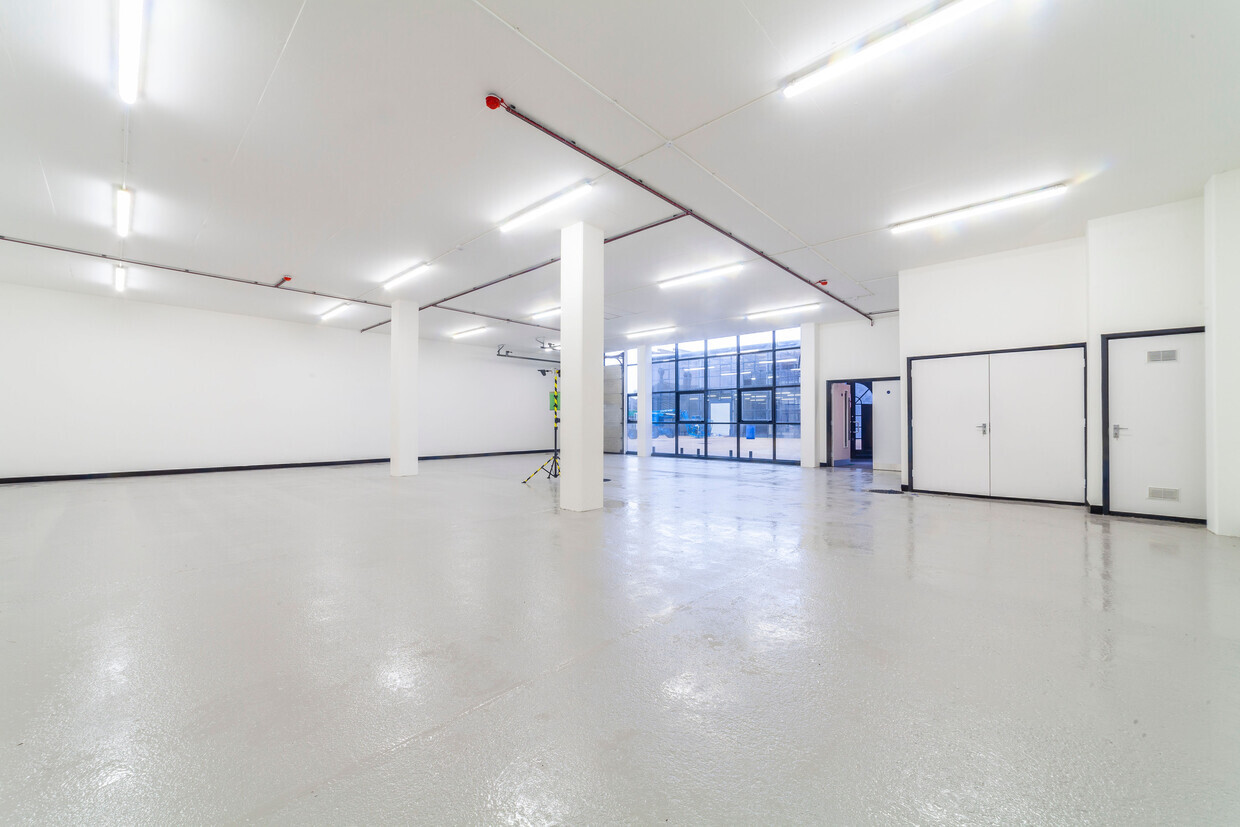 Oakcroft Busines Park, Oakcroft Rd, Chessington for lease Interior Photo- Image 1 of 8