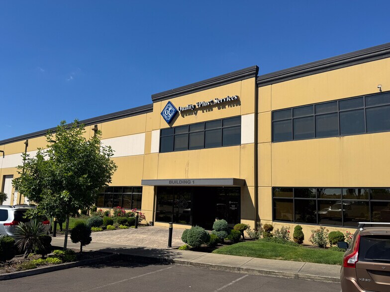 6501 NE Croeni Ave, Hillsboro, OR à louer - Photo du bâtiment - Image 1 de 9