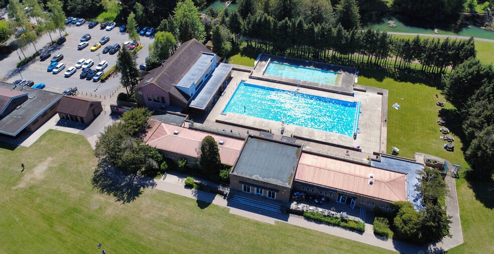 24 Warren Wood Dr, High Wycombe for sale - Building Photo - Image 1 of 10