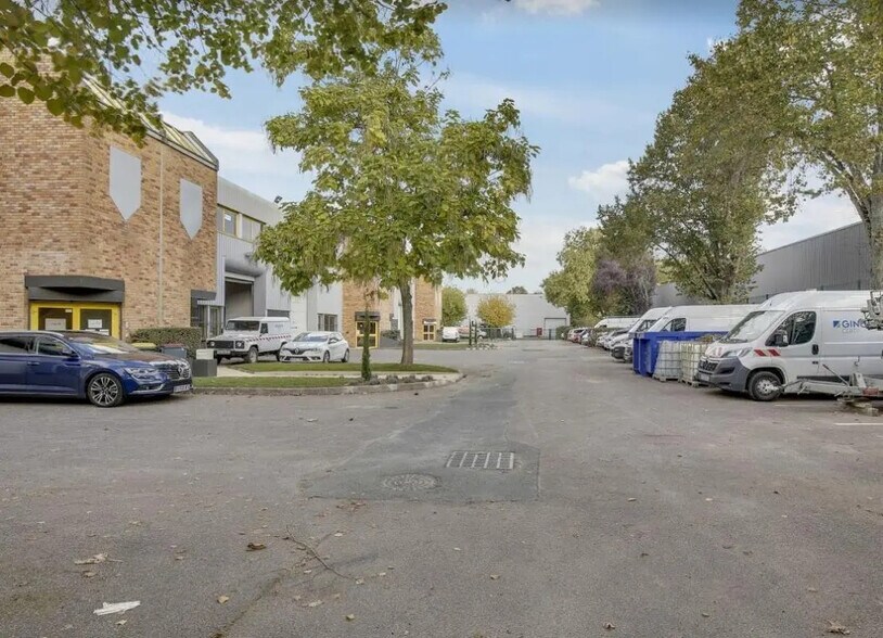 Office in Buc for lease - Building Photo - Image 3 of 20