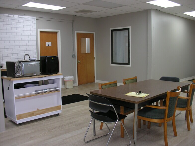 220 W Wayne St, Kendallville, IN à louer - Photo du bâtiment - Image 3 de 14