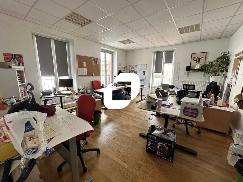 Office in Argenteuil for lease - Interior Photo - Image 2 of 10