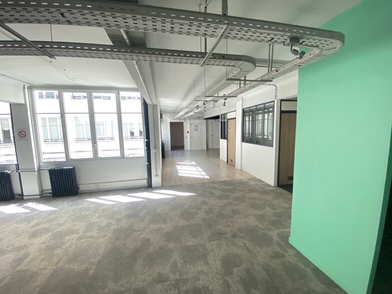 Rue Des Petites Ecuries, Paris for lease - Building Photo - Image 2 of 9
