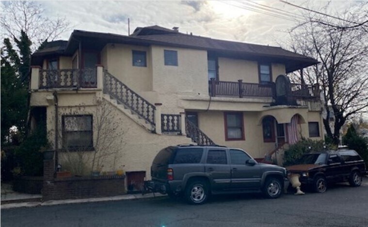 4 Staub Ct, Mamaroneck, NY à vendre - Photo principale - Image 1 de 3