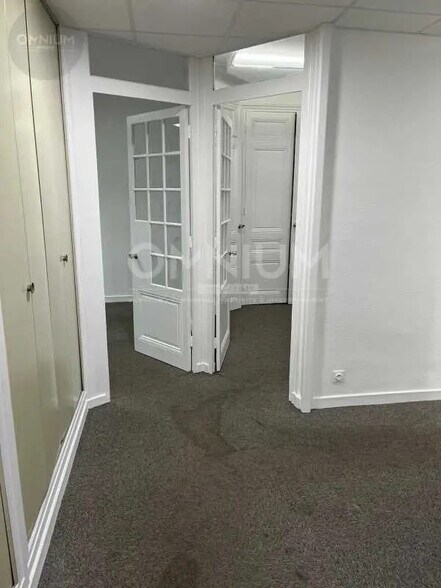 Office in Lyon for lease - Interior Photo - Image 2 of 6
