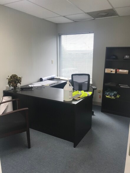 975 Morrison Dr, Charleston, SC à louer - Photo du bâtiment - Image 3 de 4