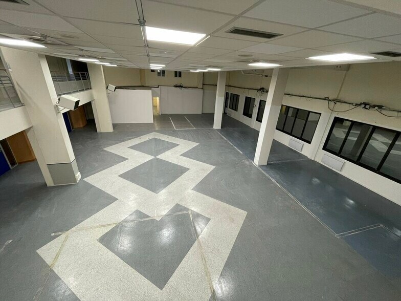 Flex in Drancy for lease - Building Photo - Image 2 of 8